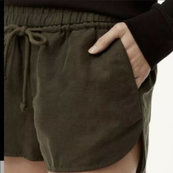 Aritzia Comminity Olive Green linen habitus shorts - Picture 2 of 7